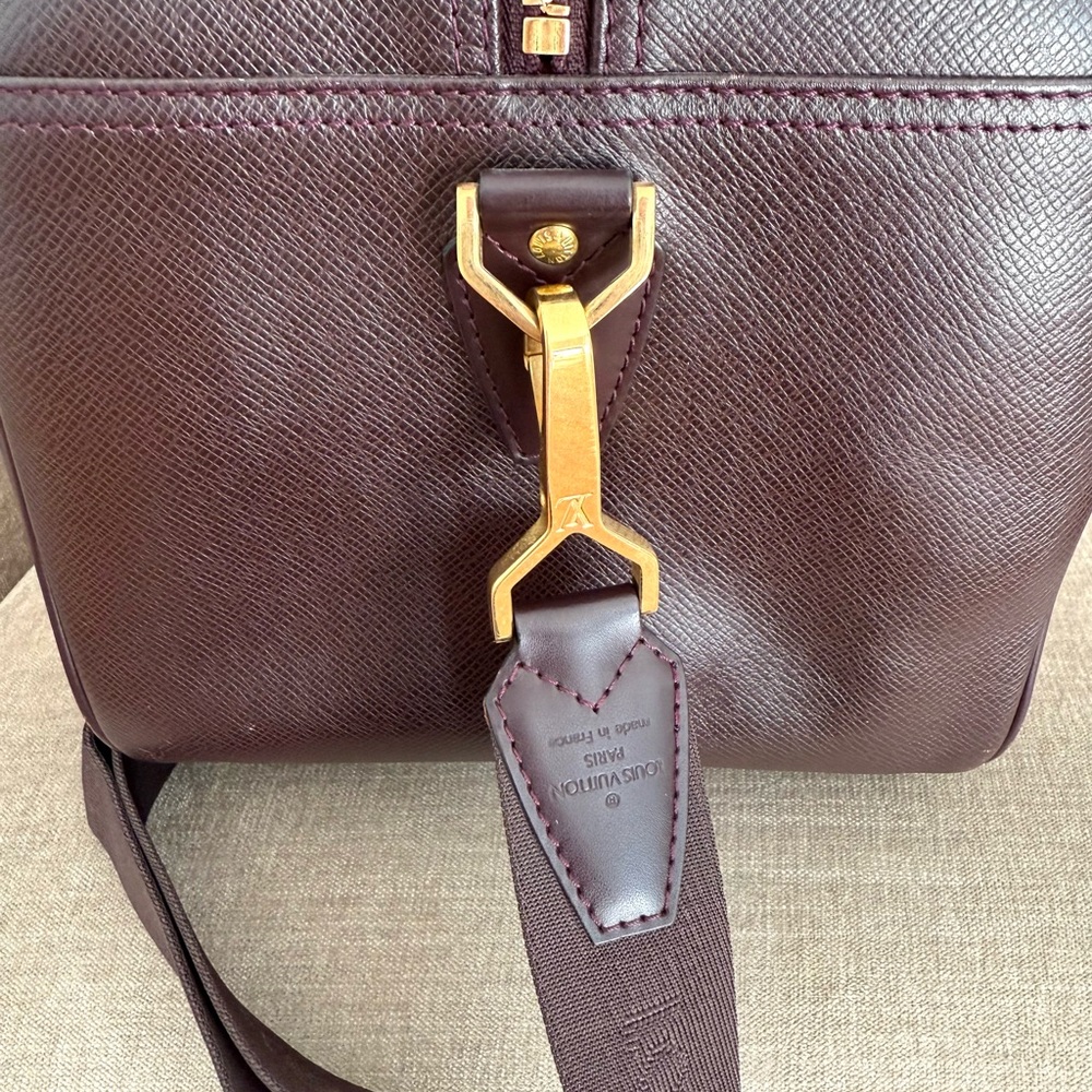 Authentic LOUIS VUITTON Taiga Kendall PM burgundy leather unisex travel bag - Picture 6 of 16